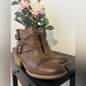 Women’s cut out boots